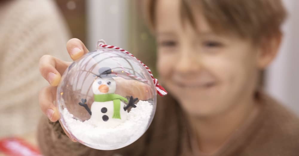Kerstbal van Acryl met daarin een sneeuwpop van Silk Clay