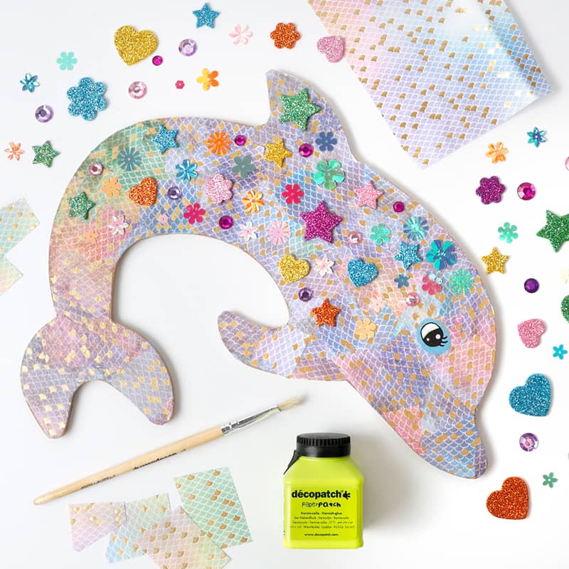 Knutselidee: MDF Dolfijn versierd met Decoupage papier, Eva Foam Glitter figuren en strass stenen.