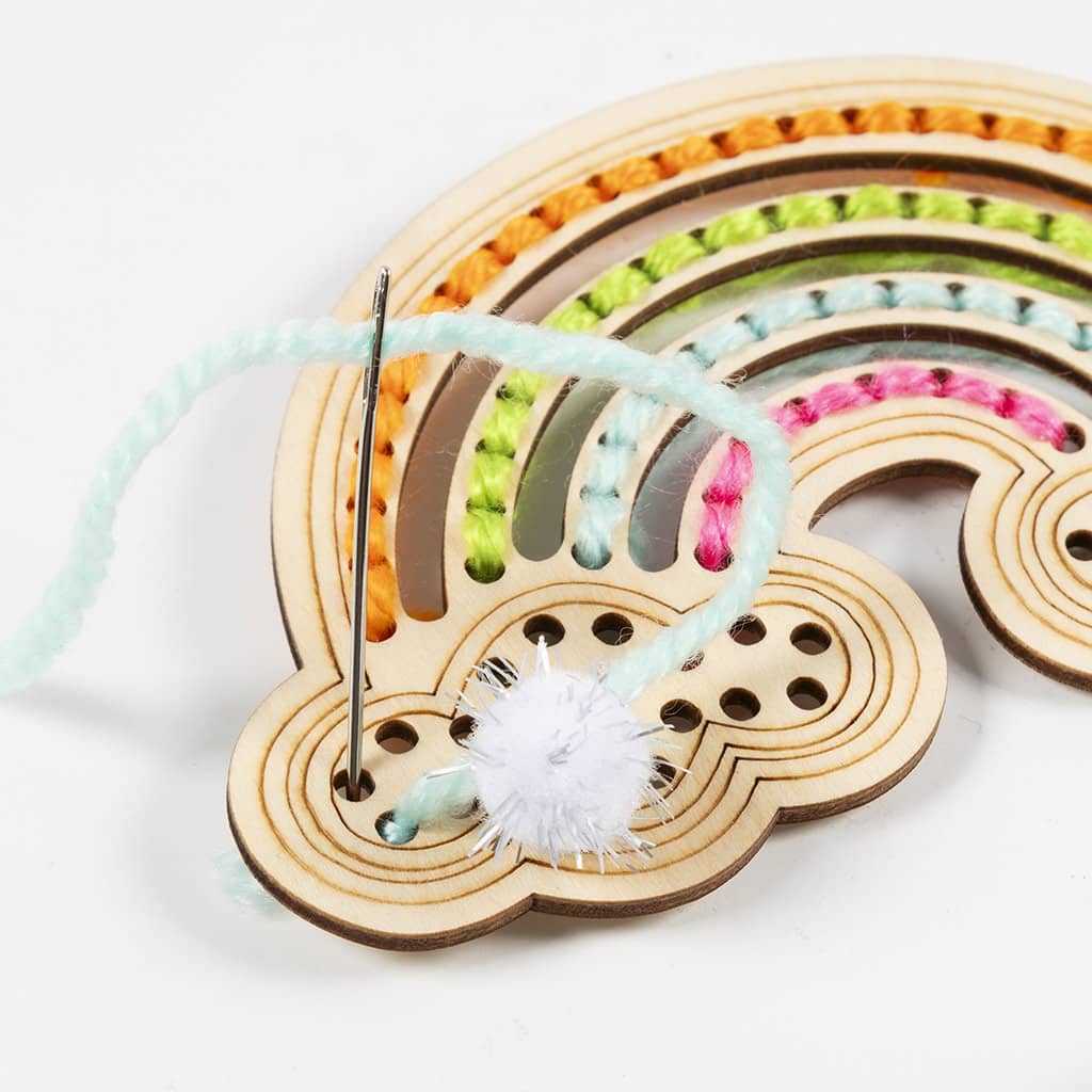 Voorbeeld Houten Regenboog waarin garen gerijgd is. 