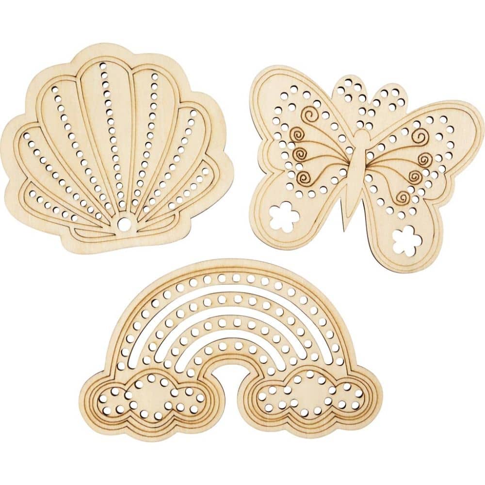 Drie houten figuren: Vlinder, Schelp en Regenboog