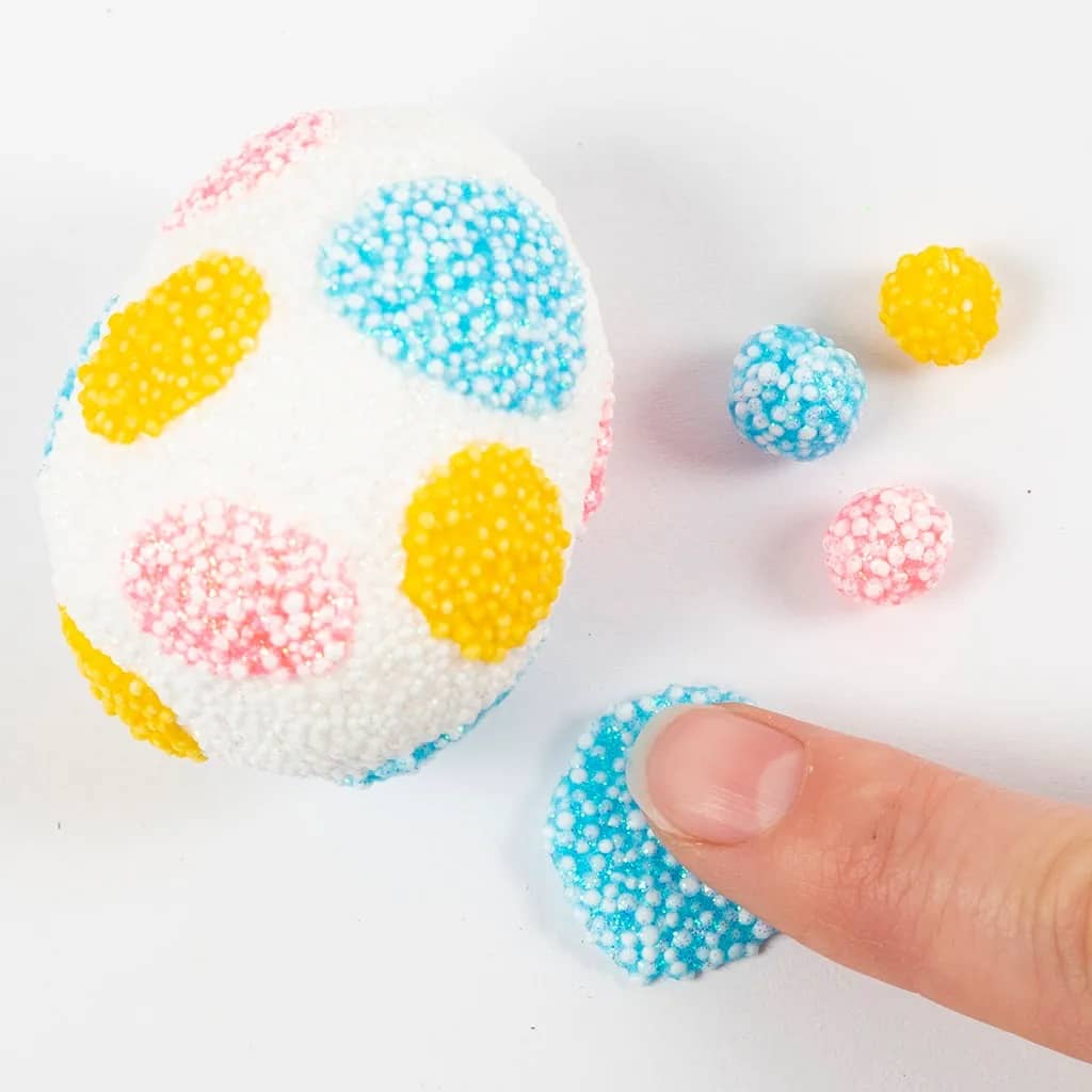 Paasei van styropor versierd met Foam Clay