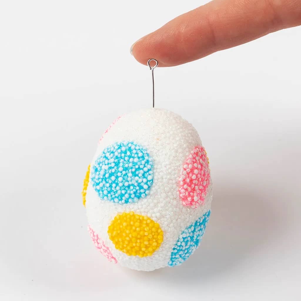 Styropor ei versierd met Foam Clay en een kettelstift om hem op te hangen
