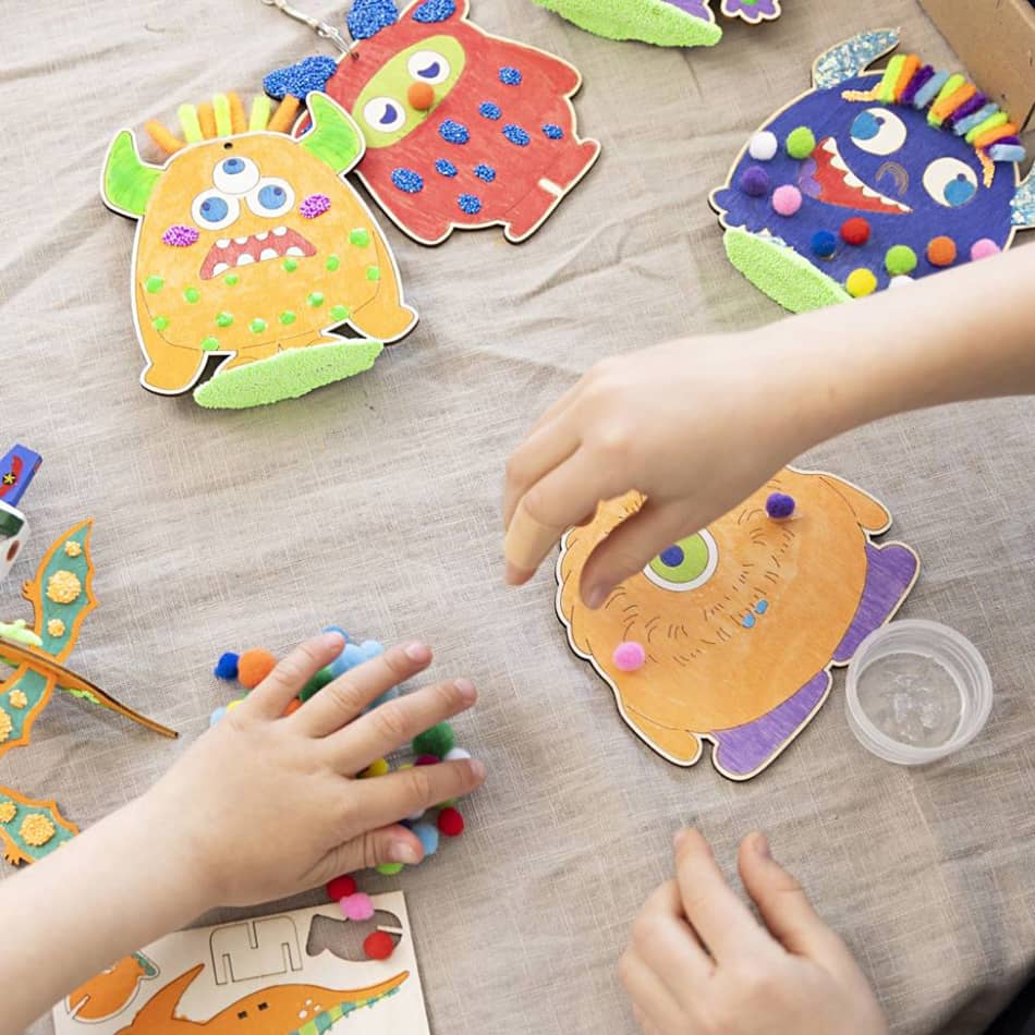 Voorbeelden uit knutselpakket Houten monsters versieren