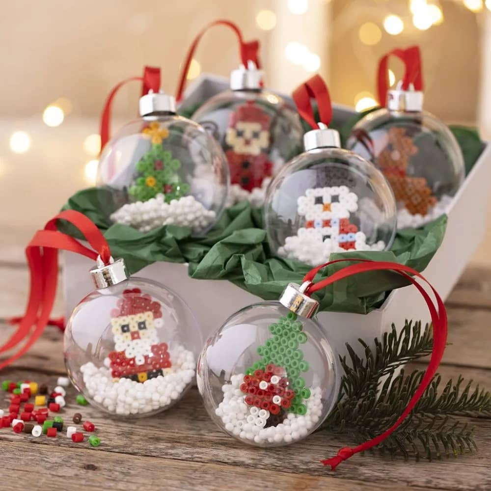 Voorbeeld kerstballen met figuren van strijkkralen