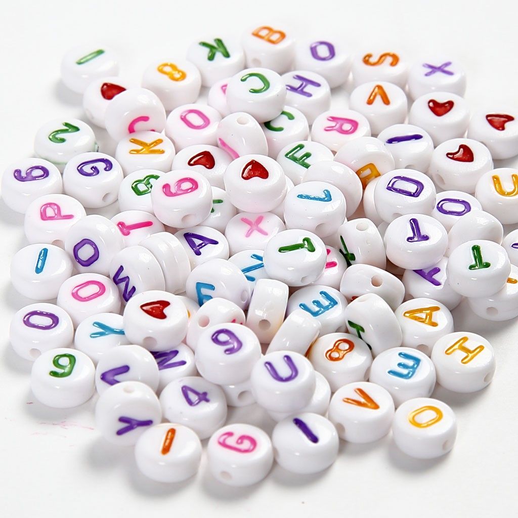 Witte kralen met gekleurde letters