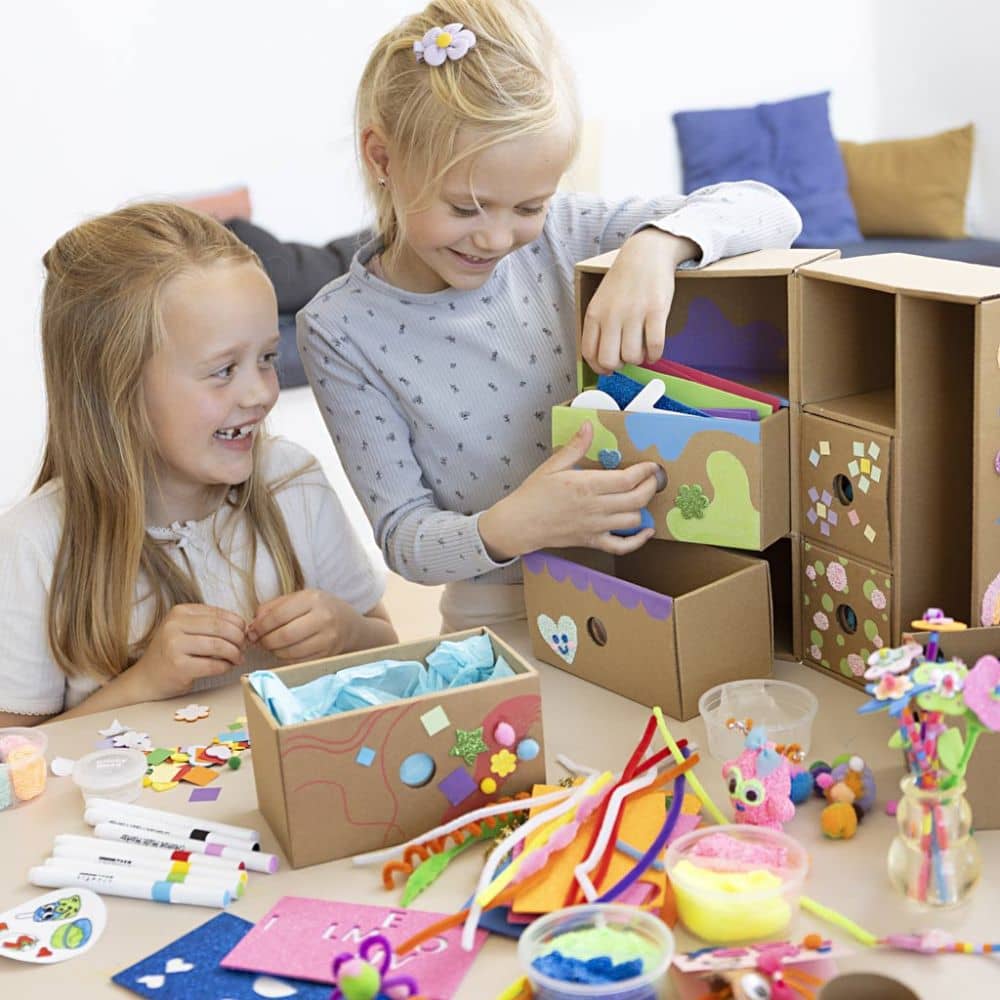 Kinderen knutselen met Knutselstation Decoratie