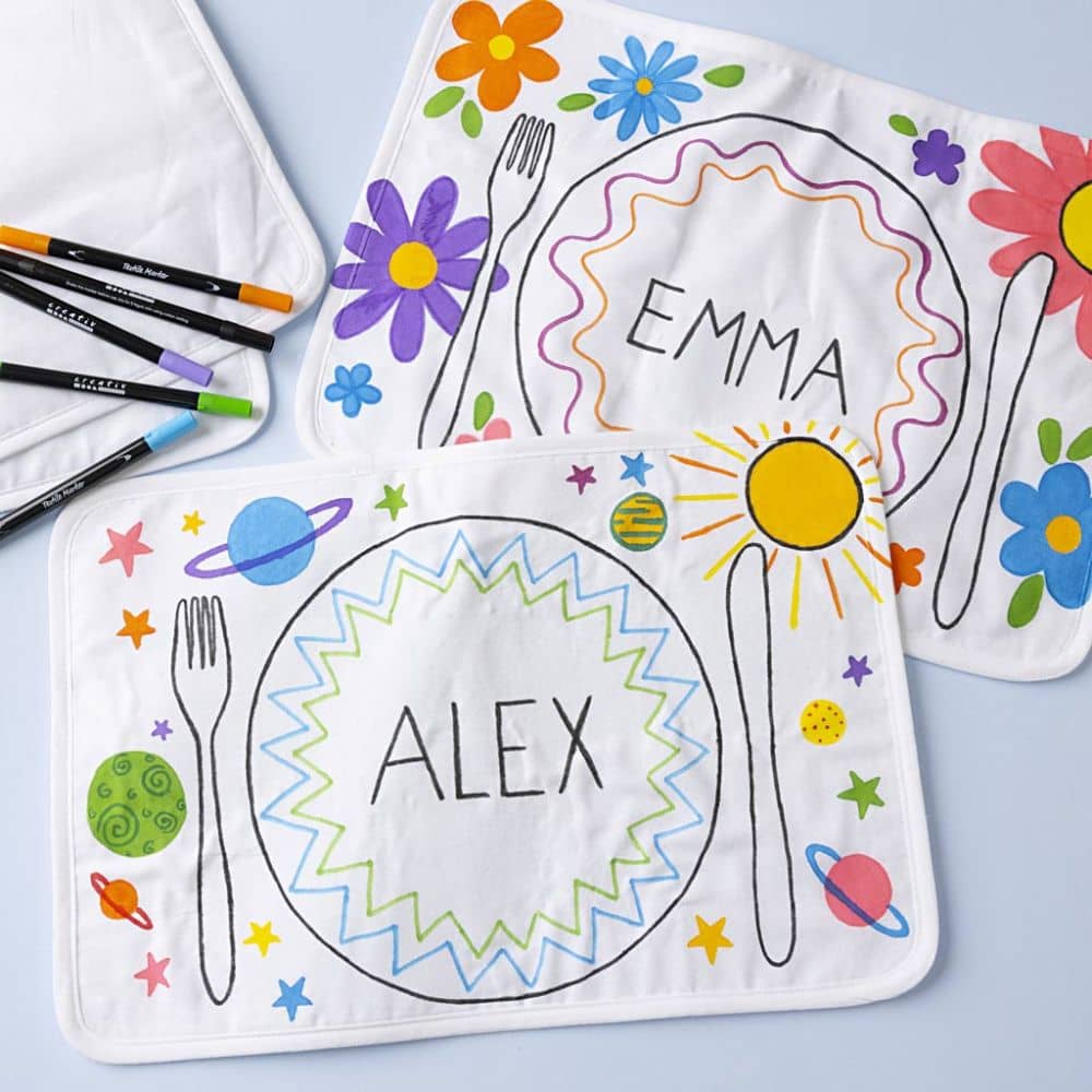 Knutselidee: Placemat versieren met textielstiften.