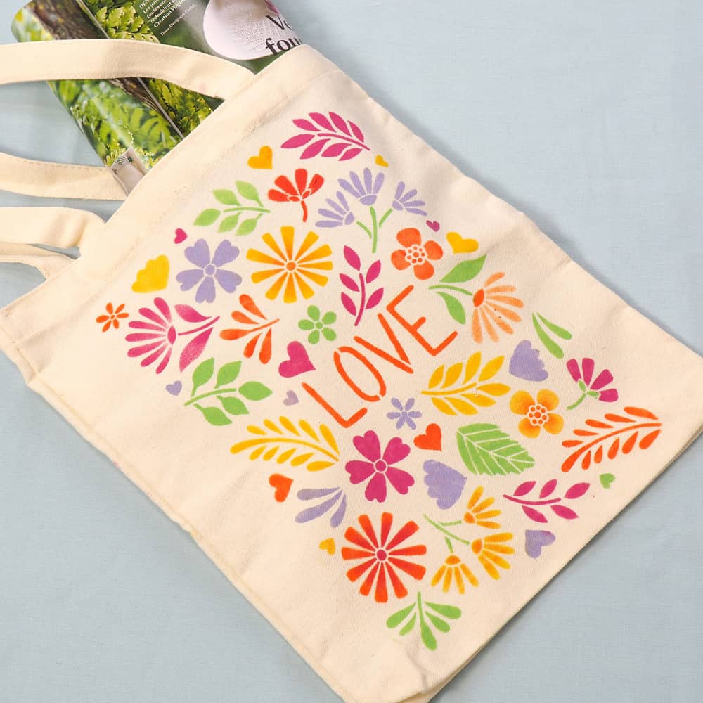 Tas versierd met sjabloon Love en Textielverf