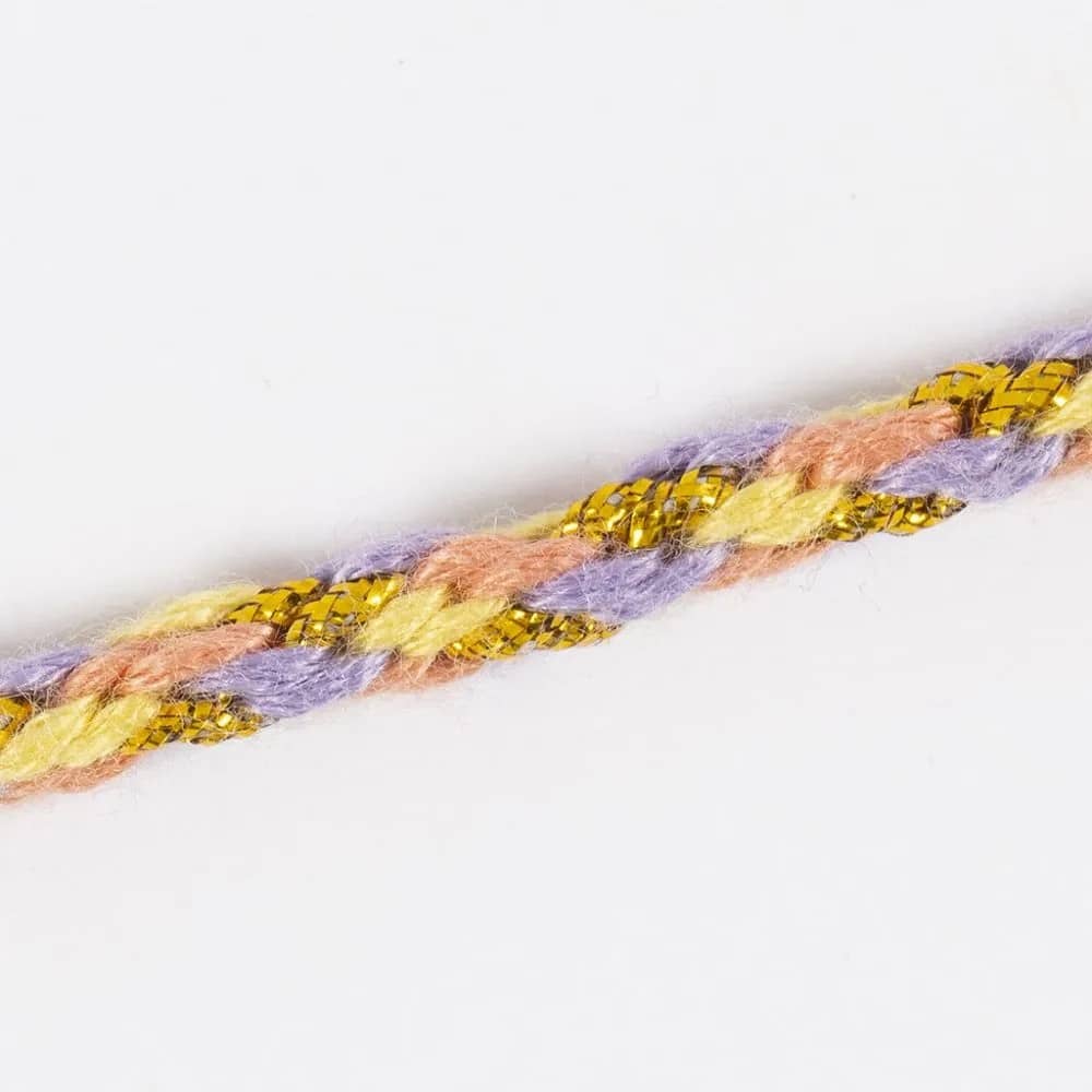 Voorbeeld armbandje met goud gevlochten