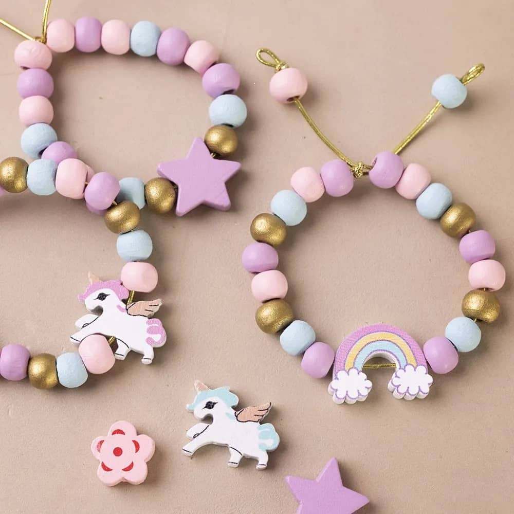 DIY armbanden maken van houten kralen thema Eenhoorn